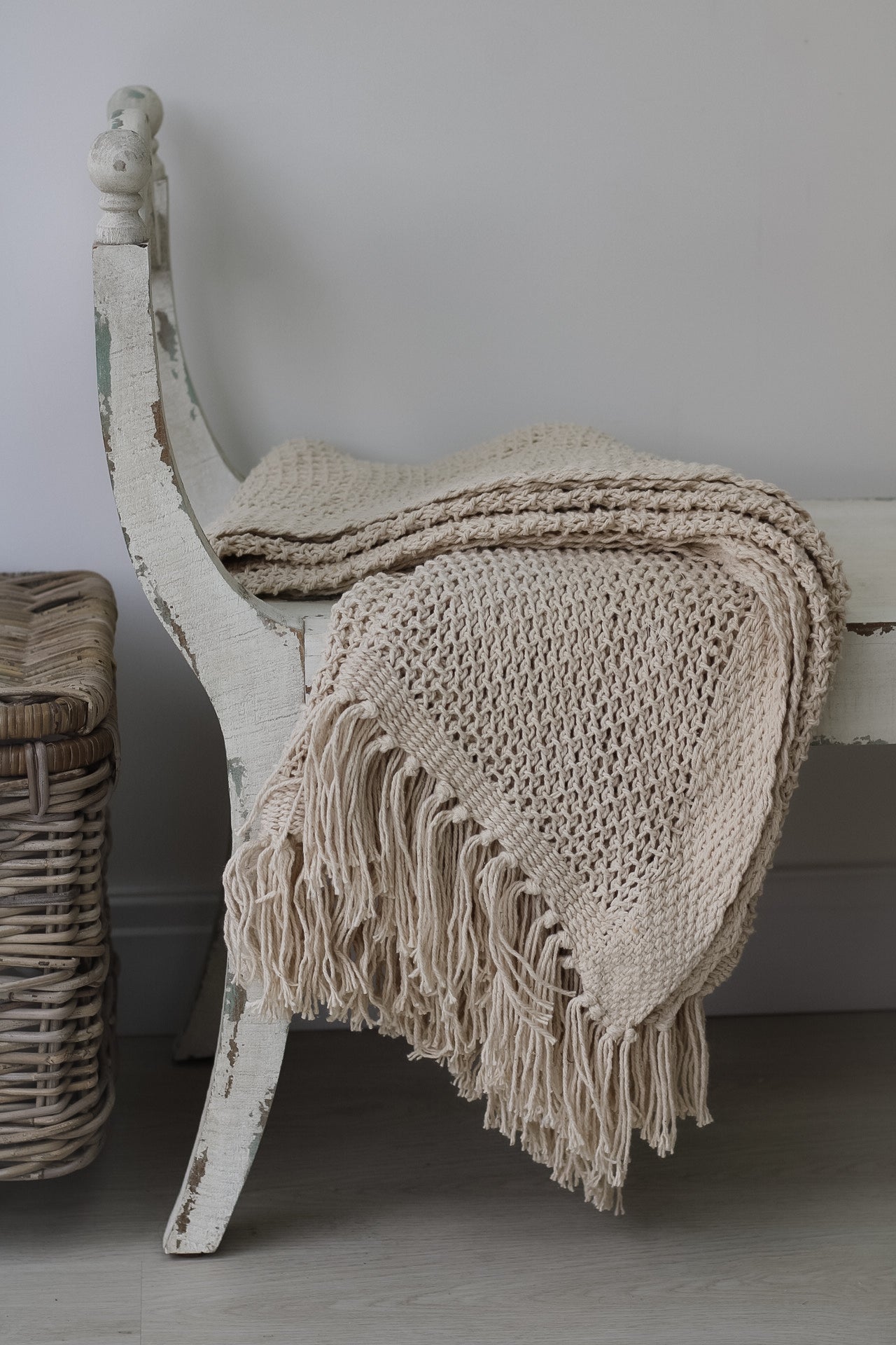Oatmeal tasselled throw for cosy home decor