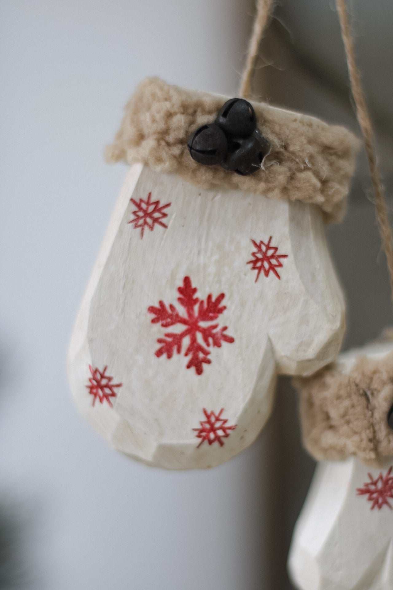 Vintage Wooden Mittens Christmas Tree Hanger 002