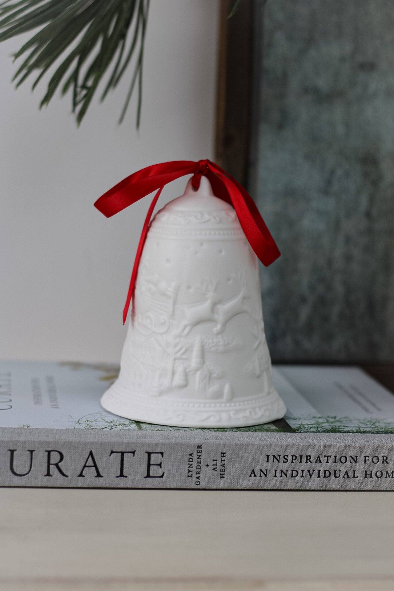 White Ceramic LED Bell with Embossed Christmas Scene 001