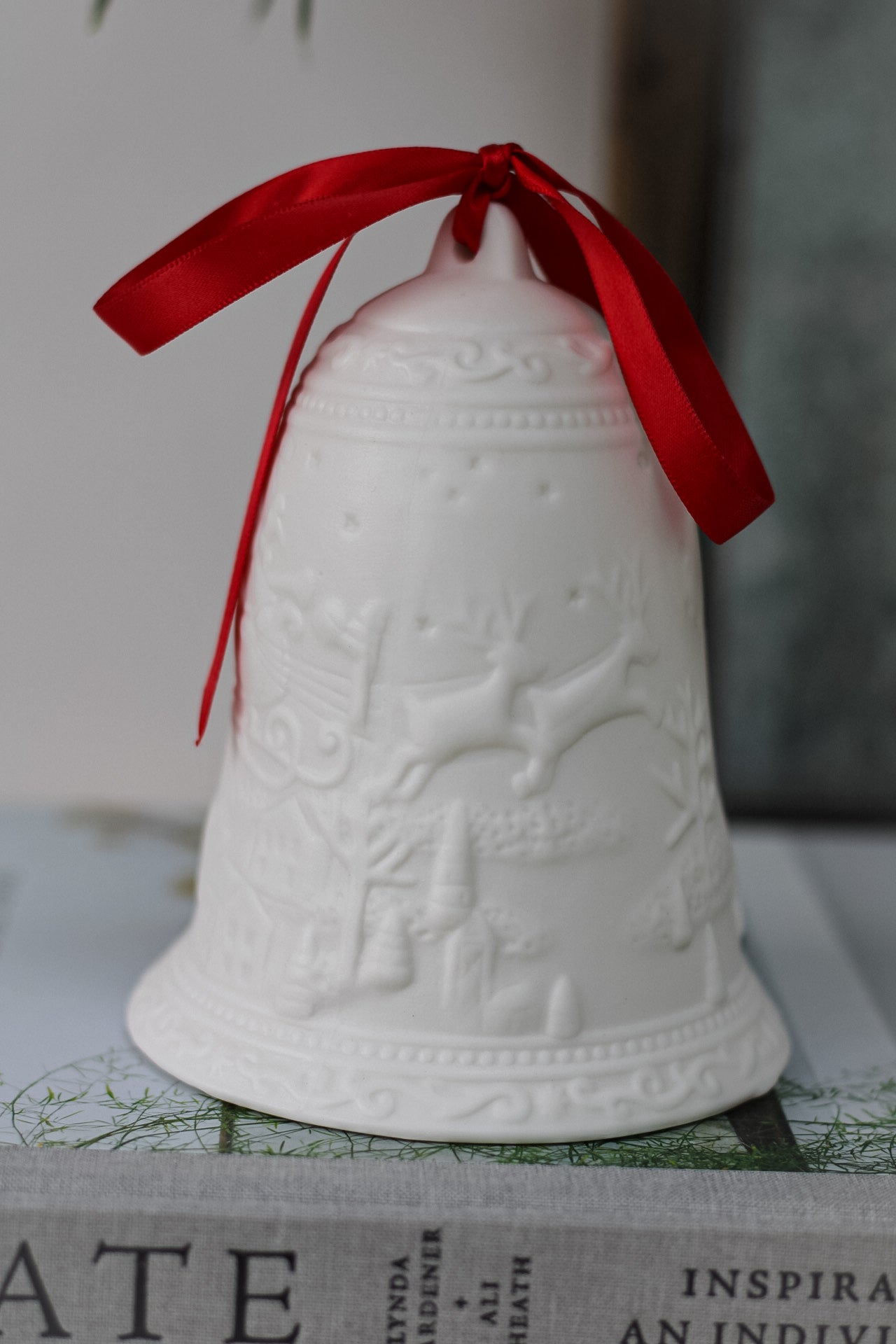 White Ceramic LED Bell with Embossed Christmas Scene 002