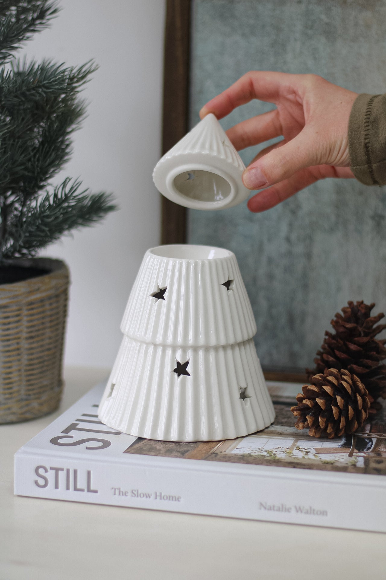 White Ceramic Ribbed Christmas Tree Wax Burner with Stars 002