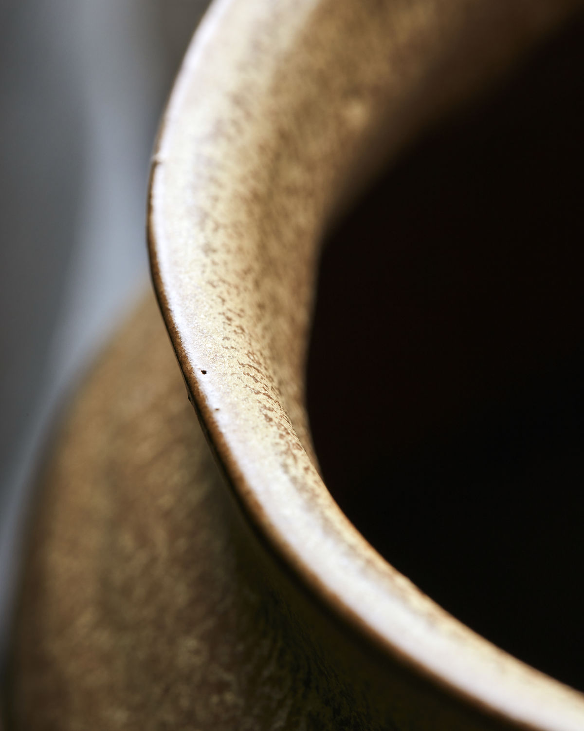 rim of brown vase