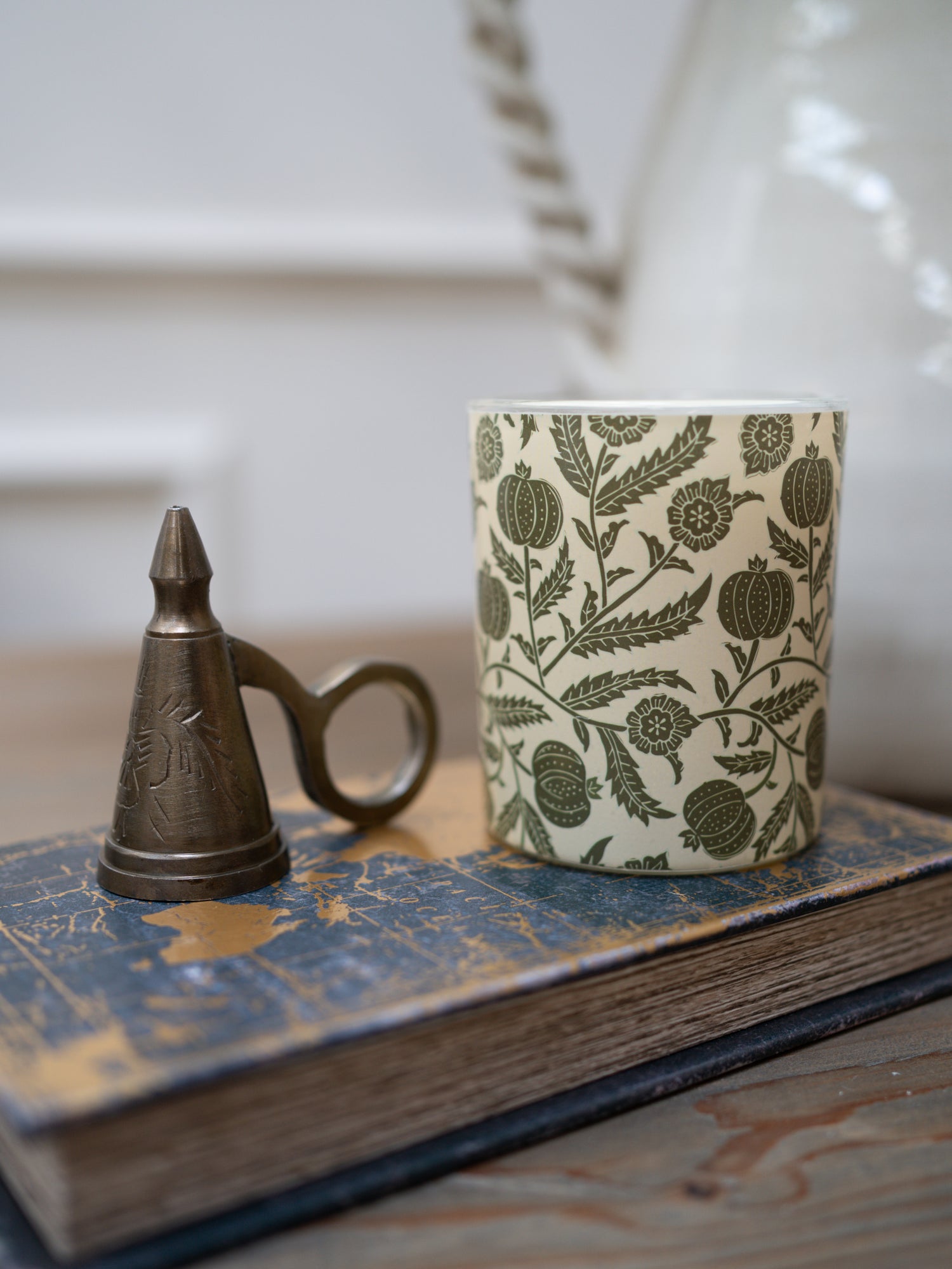 Bergamot &amp; White Lily Scented Candle