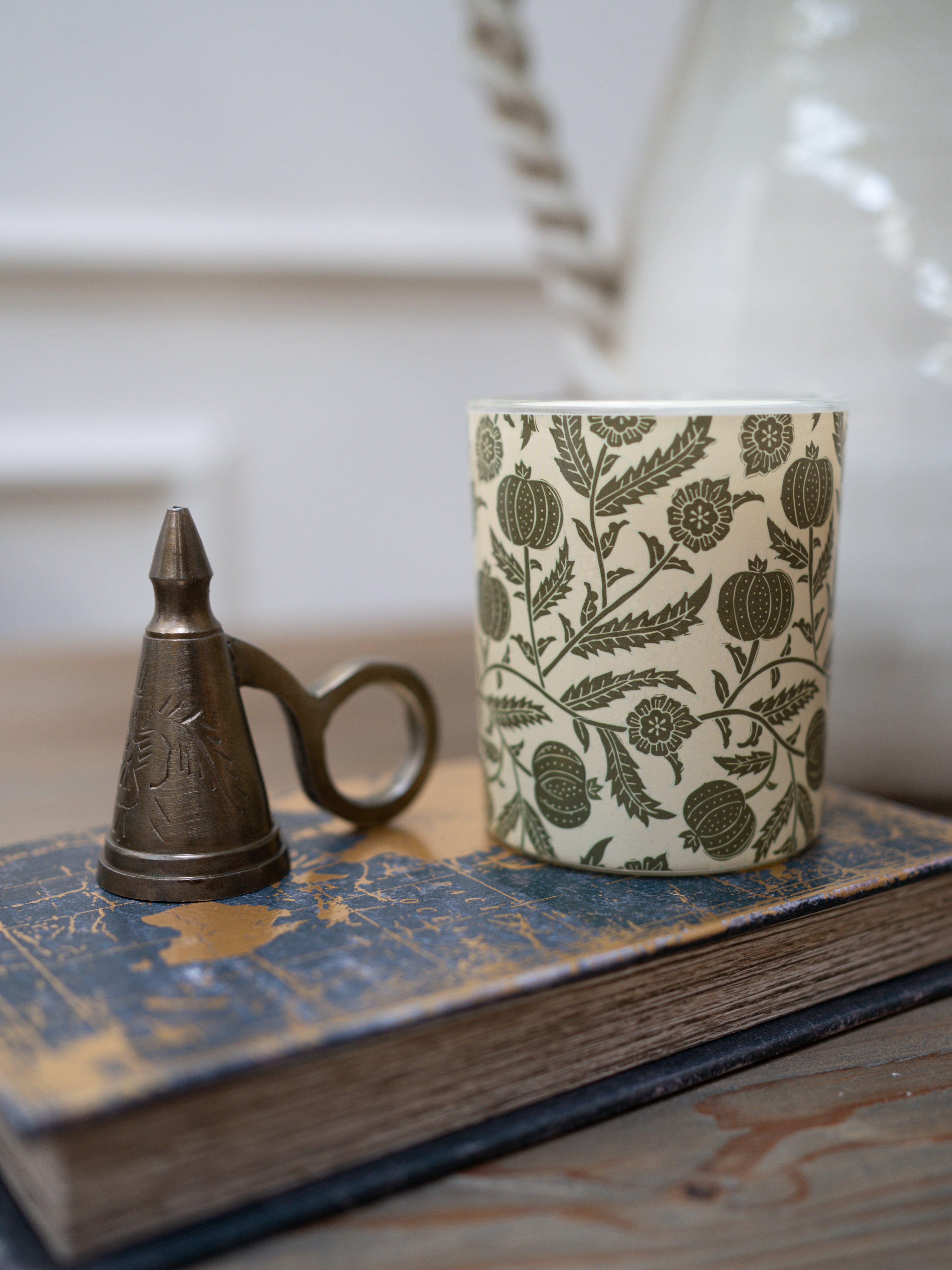 Bergamot &amp; White Lily Scented Candle