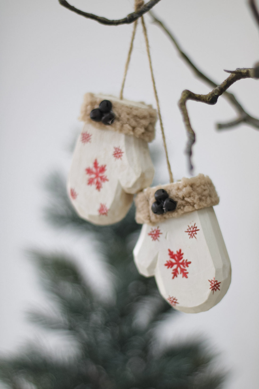 Vintage Wooden Mittens Christmas Tree Hanger 001