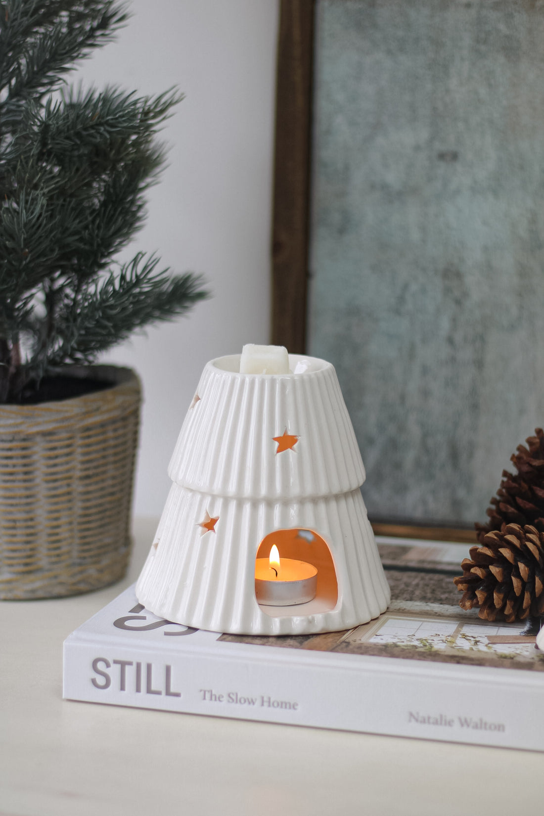 White Ceramic Ribbed Christmas Tree Wax Burner with Stars 001