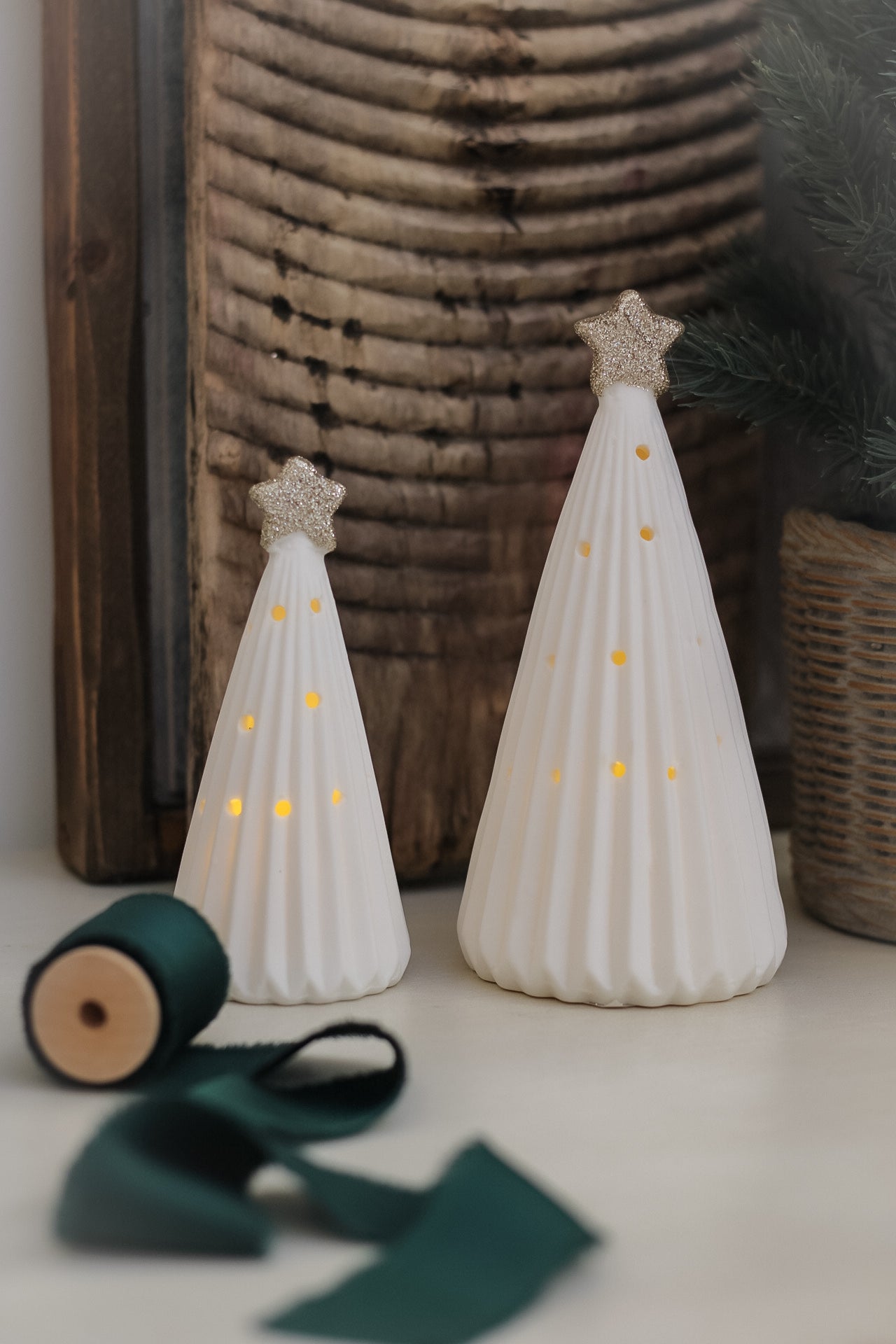 White Ribbed LED Ceramic Christmas Tree with Golden Star 001