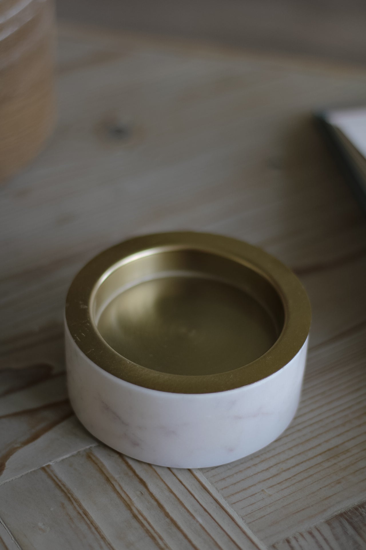 small round white marble candle holder with gold inner for pillar candle