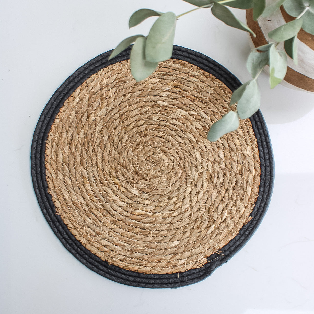 Round Black Edge Seagrass Woven Placemat